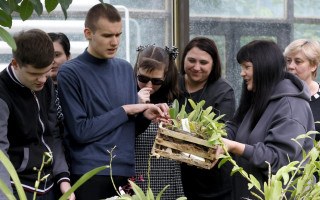 Як «співають» рослини. У київському академічному ботсаду започаткували медитативні екскурсії Як «співають» рослини. У київському академічному ботсаду започаткували медитативні екскурсії